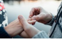 【女性1...